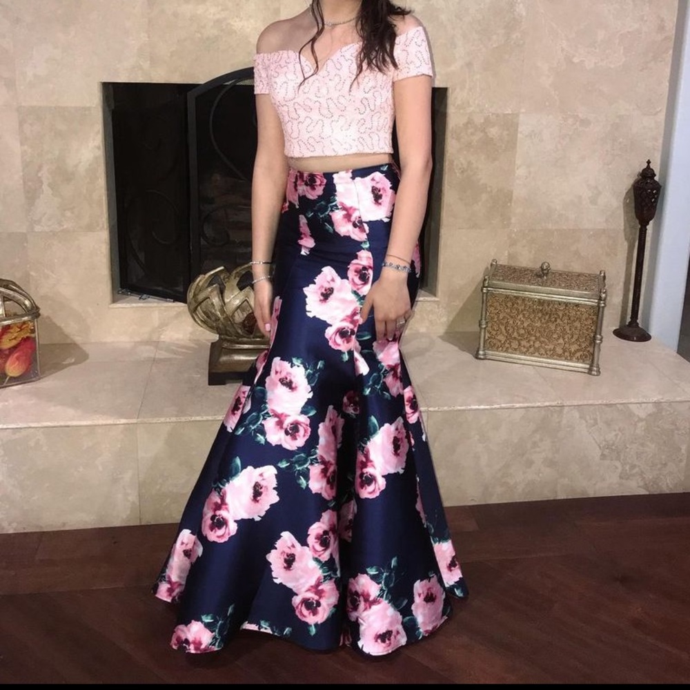 Beautiful 2 piece evening gown